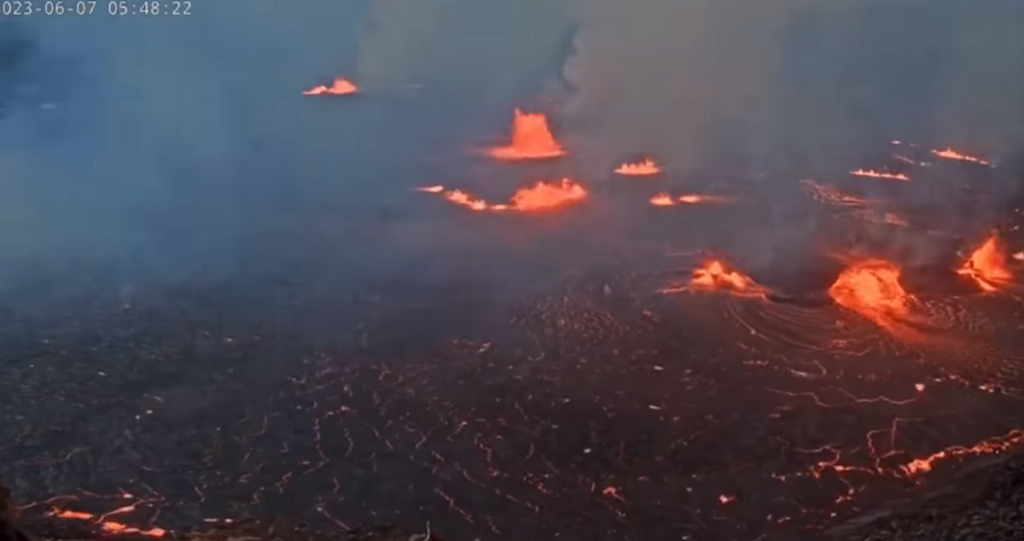 Emiten alerta por erupción del volcán Kilauea
