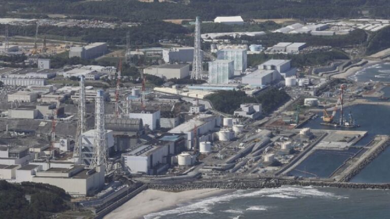 Japón inicia descarga agua residual de planta nuclear al océano