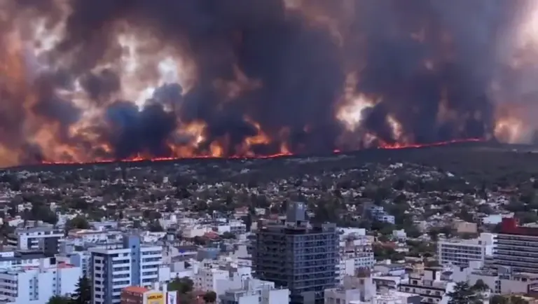 Incendio consume ciudades de Córdoba en Argentina
