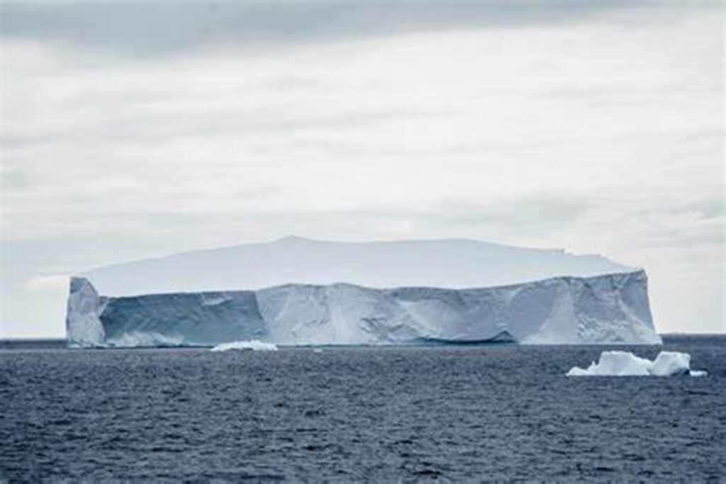Revelan que iceberg más grande del mundo entra en movimiento