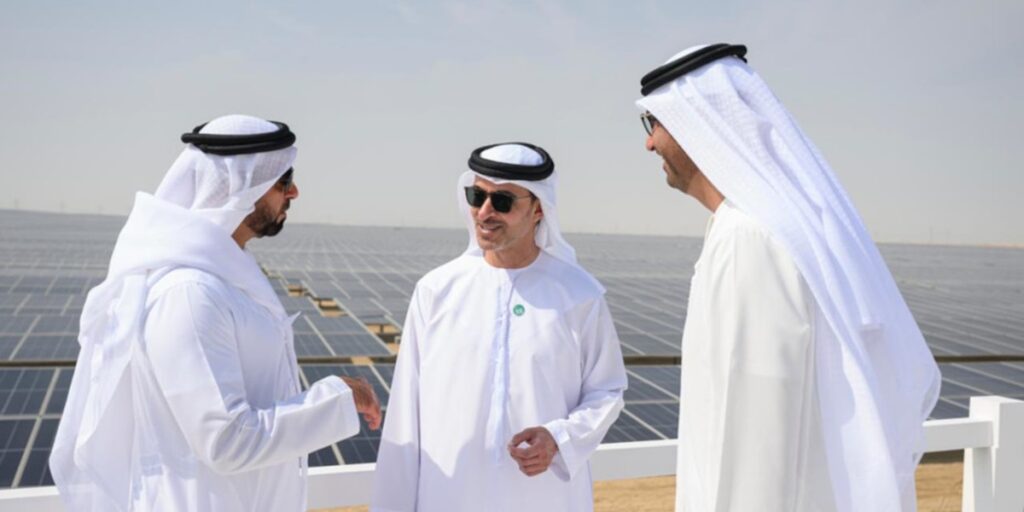 Inauguran en Arabia planta de energía solar más grande del mundo