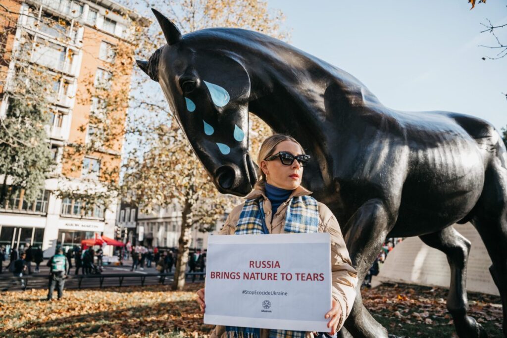 Figuras de animales de piedra "lloran" por la crueldad rusa