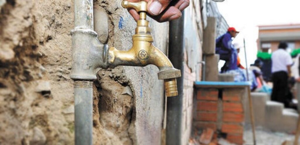 Autoridades encuentran un "tipo de diesel" en agua contaminada