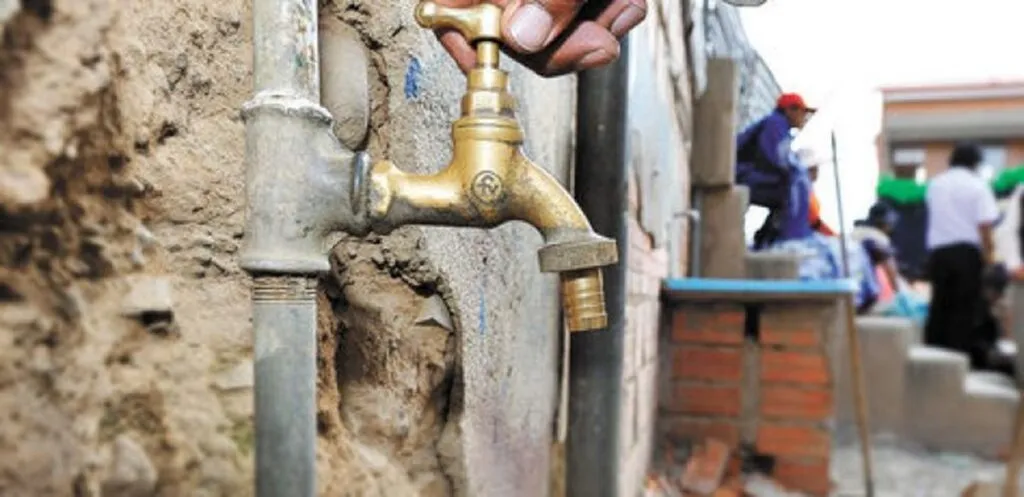 Autoridades encuentran un "tipo de diesel" en agua contaminada