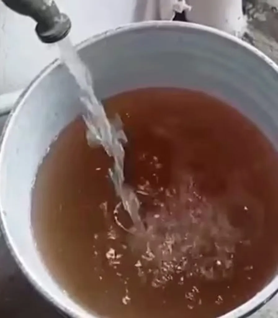 Vecinos de la Benito Juárez protestan por contaminación del agua