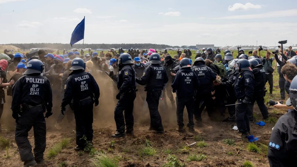 Activistas climáticos irrumpen en la gigafábrica de Tesla en Europa