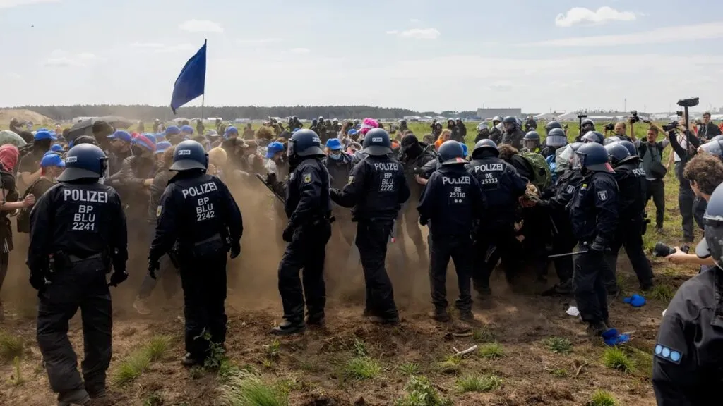 Activistas climáticos irrumpen en la gigafábrica de Tesla en Europa