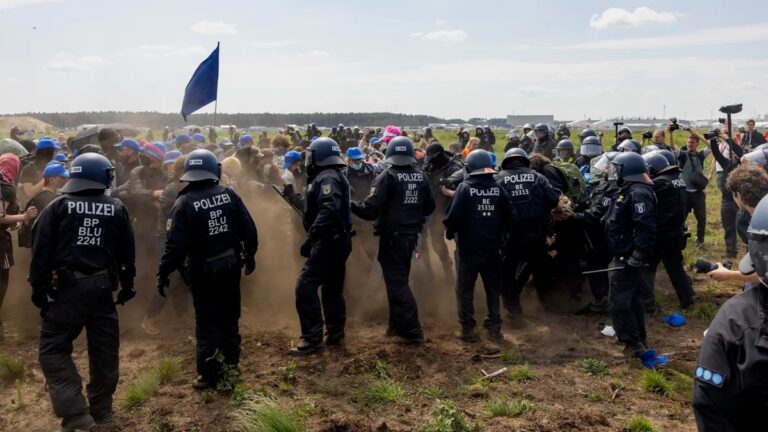 Activistas climáticos irrumpen en la gigafábrica de Tesla en Europa