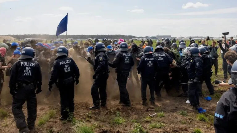 Activistas climáticos irrumpen en la gigafábrica de Tesla en Europa