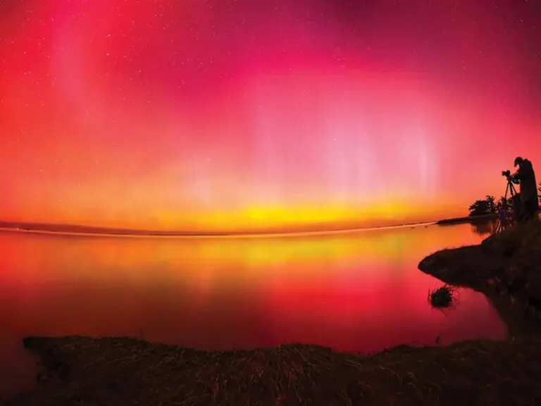 Fuerte tormenta geomagnética llega a la Tierra y continúa hasta el fin de semana