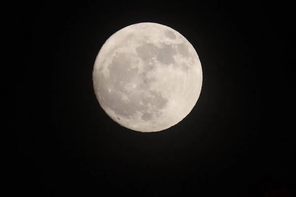 China encuentra rastros de agua en muestras lunares