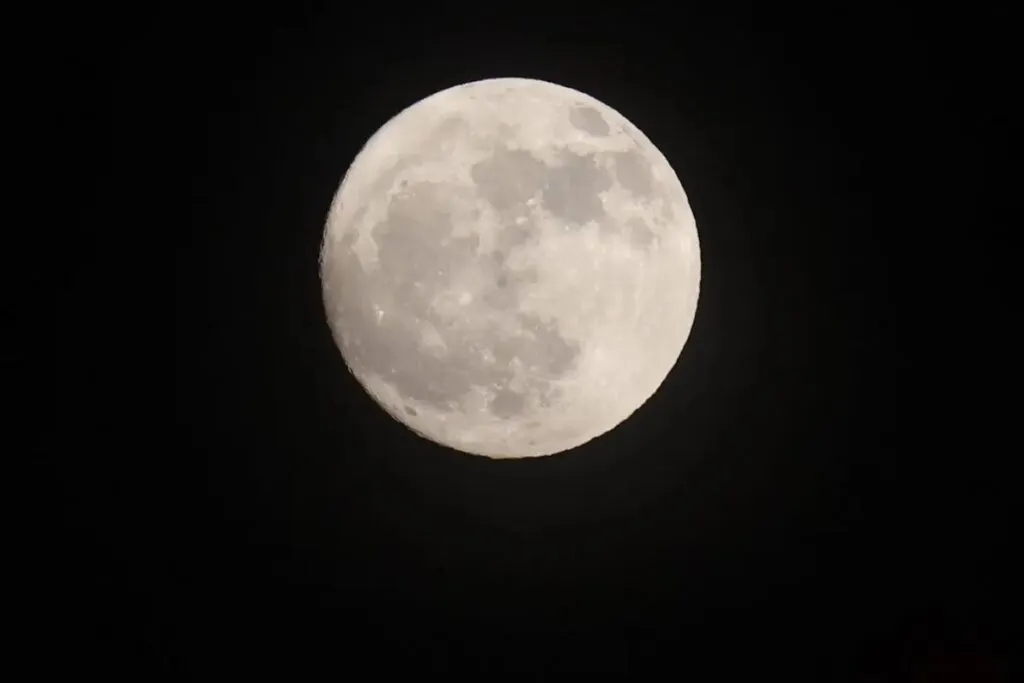 China encuentra rastros de agua en muestras lunares