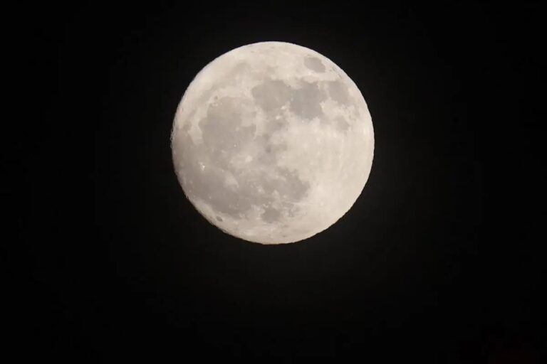 China encuentra rastros de agua en muestras lunares