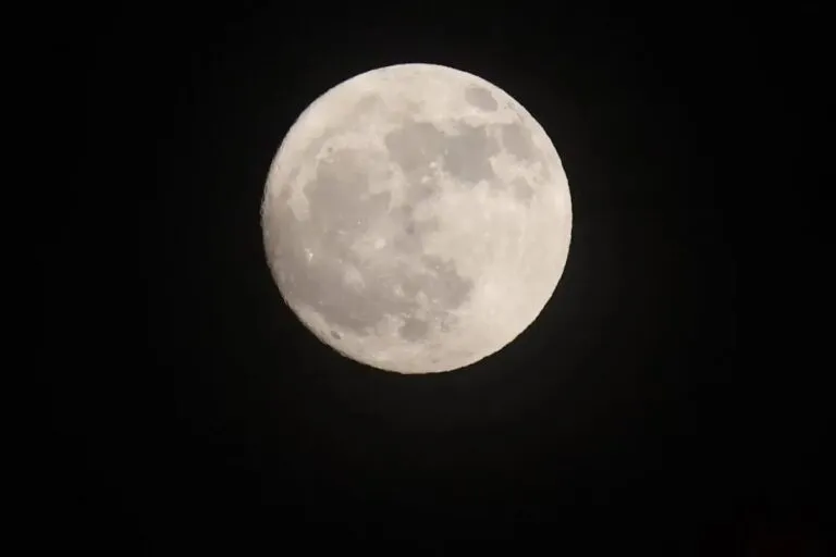 China encuentra rastros de agua en muestras lunares