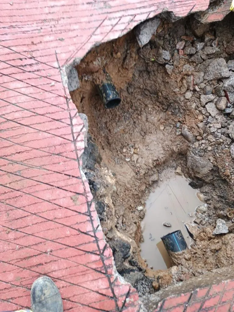 SACMEX realiza reparación de tubería en Gustavo A. Madero