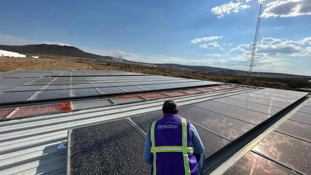 EY reconoce a Ian de la Garza, CEO de Finsolar, como ganador en la categoría "En Aceleración" del EY Entrepreneur of the Year™ 2024 México