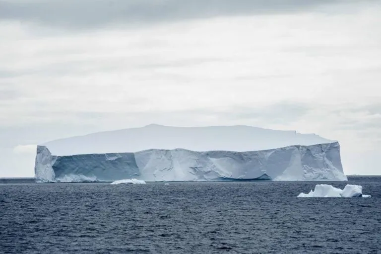 Iceberg más grande del mundo deriva por el océano Antártico