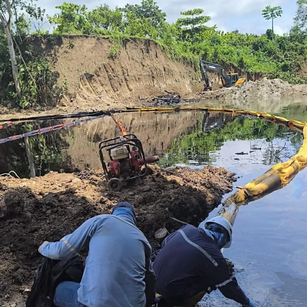 Más de 25.000 barriles de petróleo llegan a ríos, manglares y playas en Ecuador