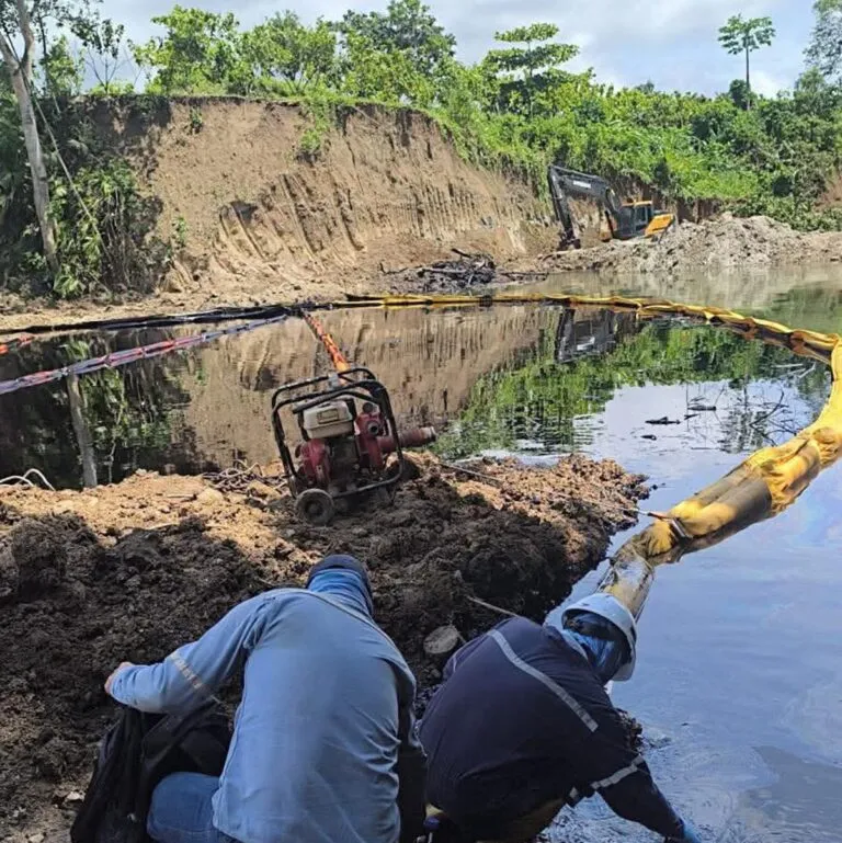 Más de 25.000 barriles de petróleo llegan a ríos, manglares y playas en Ecuador