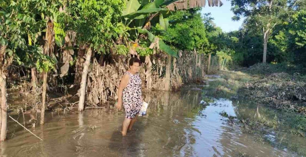 Derrame de Pemex afecta al río Pantepec en Veracruz