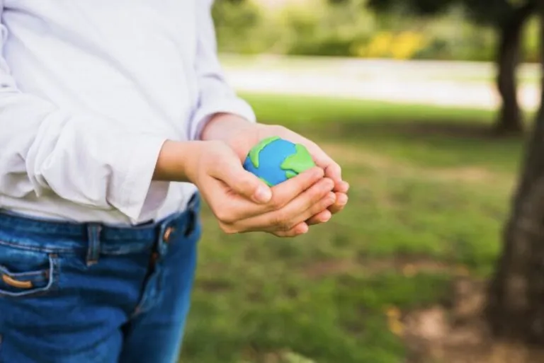 Grupo AJE ha asumido desde su origen una vocación que va más allá de producir y distribuir bebidas.
