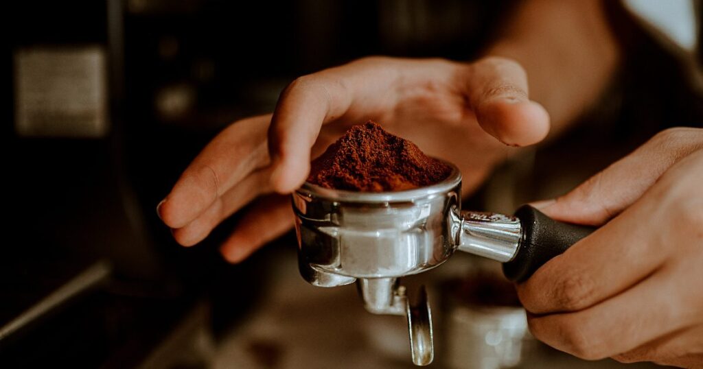 Verter café por el fregadero: una práctica cotidiana con graves consecuencias ambientales