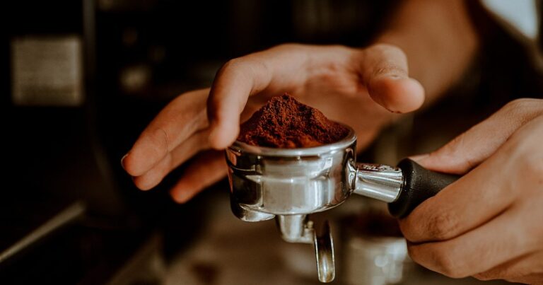 Verter café por el fregadero: una práctica cotidiana con graves consecuencias ambientales