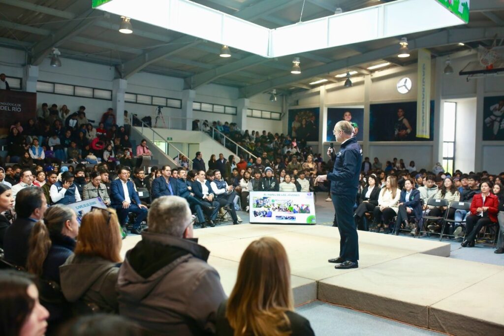 Marco Del Prete en auditorio universitario con estudiantes y autoridades en la inauguración del Congreso de Educación Ambiental para la Sustentabilidad 2025 en Querétaro.