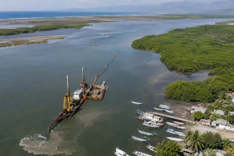 Dragado en Cuyutlán arranca sin permisos ambientales