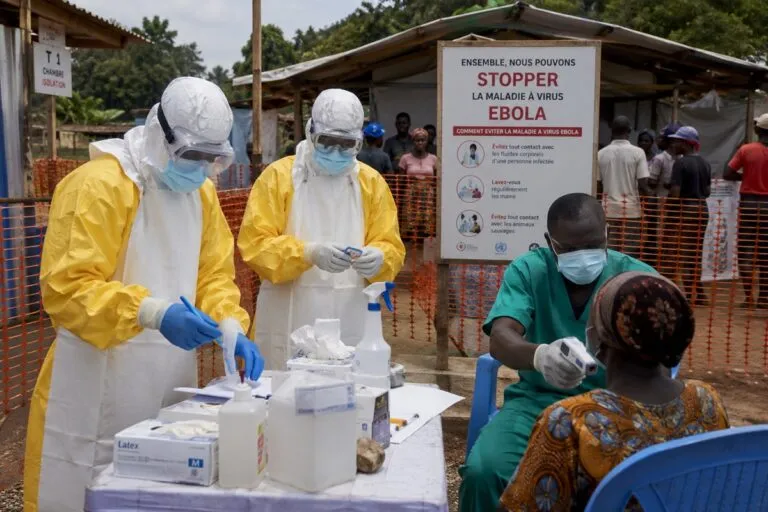 OMS alerta por riesgo regional de propagación del ébola