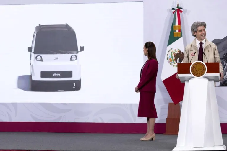 Sheinbaum presenta el prototipo del minivehículo eléctrico mexicano Olinia
