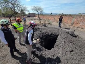 Vigilan fenómeno geotérmico en El Salitre, Michoacán