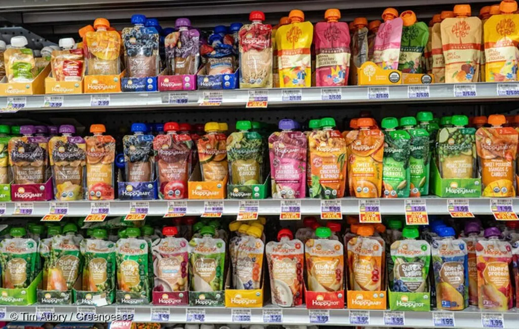 ¡Alerta! Los bebés están comiendo microplásticos gracias a Nestlé y Danone