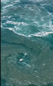 Extraño remolino aparece en costas de Puerto Escondido, México