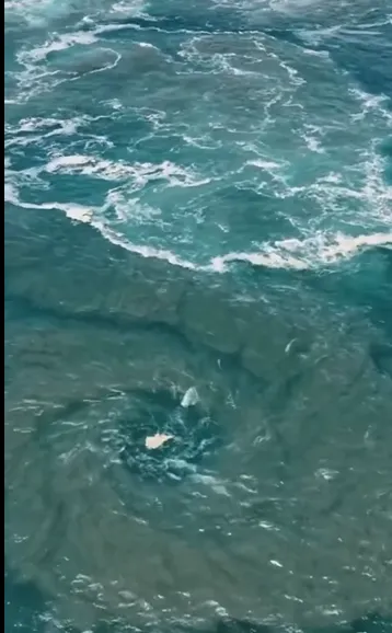 Extraño remolino aparece en costas de Puerto Escondido, México