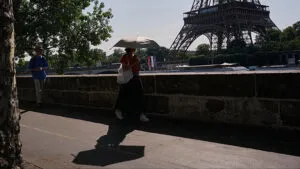 Ola de calor adelanta cierre de la Torre Eiffel y de otras atracciones