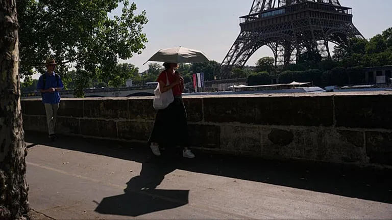 Ola de calor adelanta cierre de la Torre Eiffel y de otras atracciones
