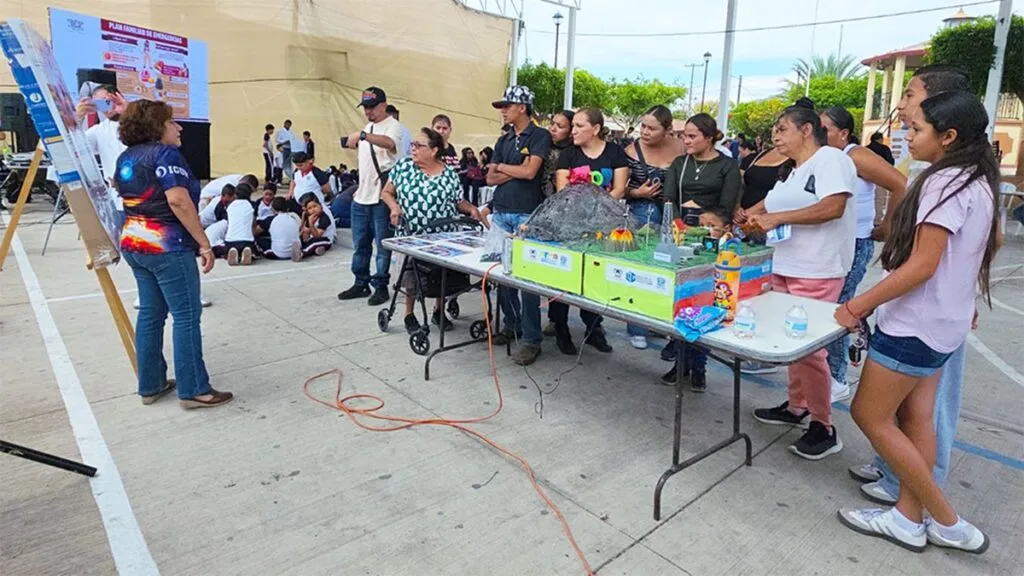 Población de El Salitre recibe información científica sobre actividad geotérmica