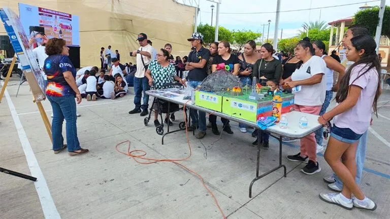 Población de El Salitre recibe información científica sobre actividad geotérmica