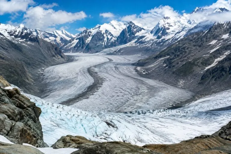 Calor extremo agota reservas invernales de glaciares suizos
