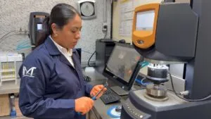 Impulsan uso del sargazo en materiales para la construcción y pavimentos