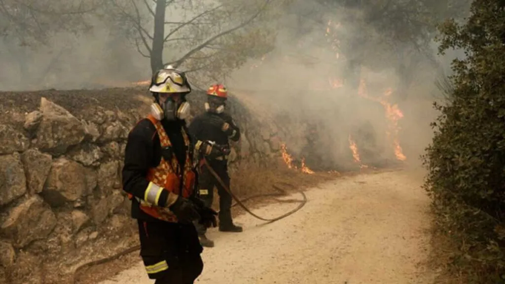 Incendios en España y Francia dejan más de 325 mil evacuados