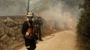 Incendios en España y Francia dejan más de 325 mil evacuados