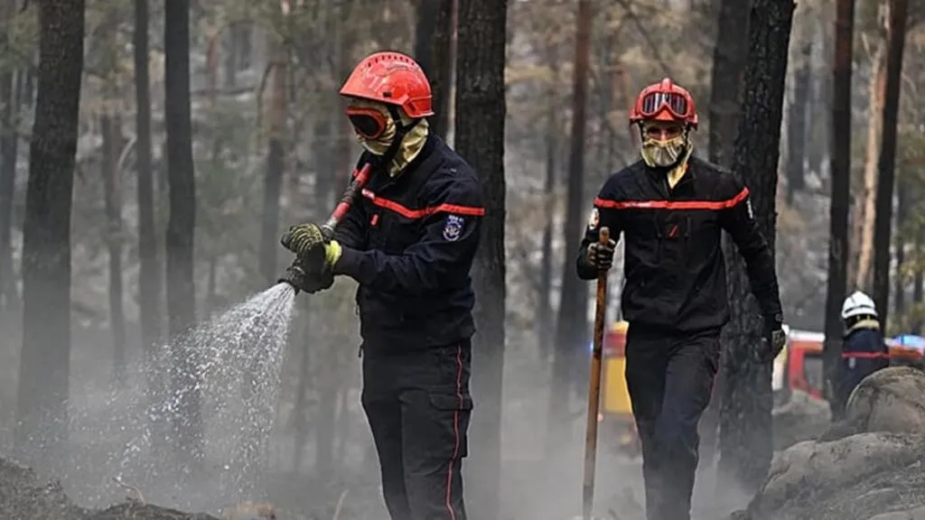 Incendios golpean Francia y España: 2 bomberos muertos y miles de hectáreas arrasadas