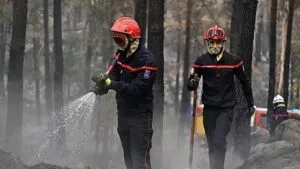 Incendios golpean Francia y España: 2 bomberos muertos y miles de hectáreas arrasadas