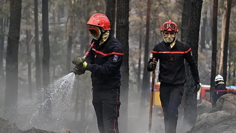 Incendios golpean Francia y España: 2 bomberos muertos y miles de hectáreas arrasadas