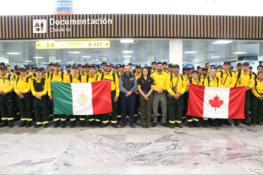 México despliega 104 combatientes de incendios hacia a Canadá