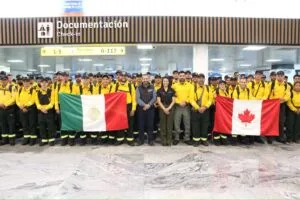 México despliega 104 combatientes de incendios hacia a Canadá