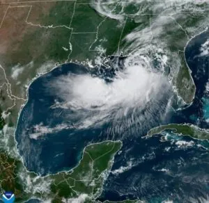 Tormenta tropical "Bertha" amenaza con inundaciones y elevadas mareas en el sureste de EU
