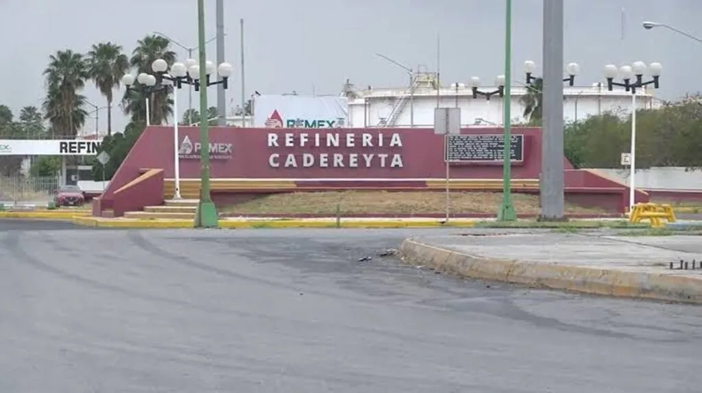 Medio Ambiente de NL pide a PEMEX atender olores por refinación en Zona Metropolitana